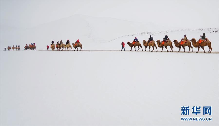 雪落鳴沙山月牙泉