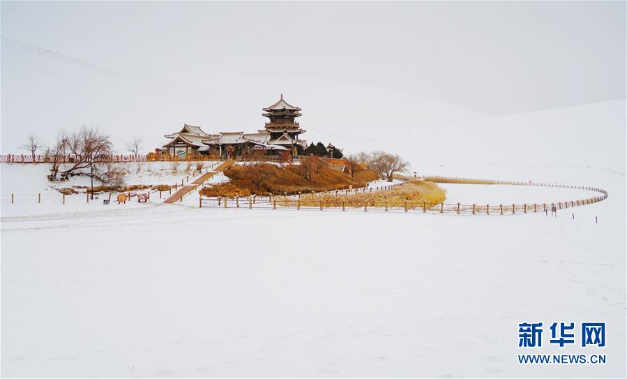 雪落鳴沙山月牙泉