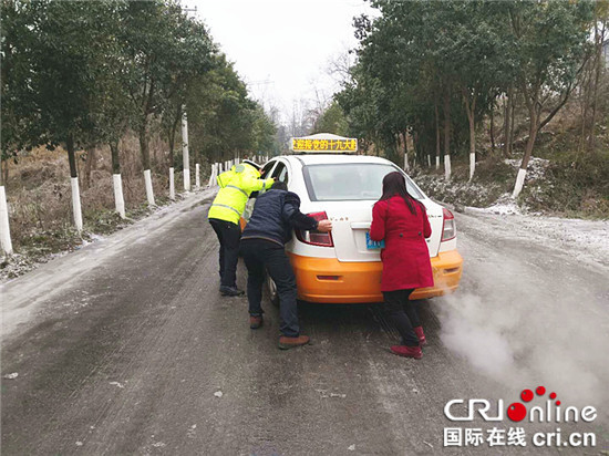 【法制安全】秀山交巡警戰冰雪鬥嚴寒 堅守崗位保平安