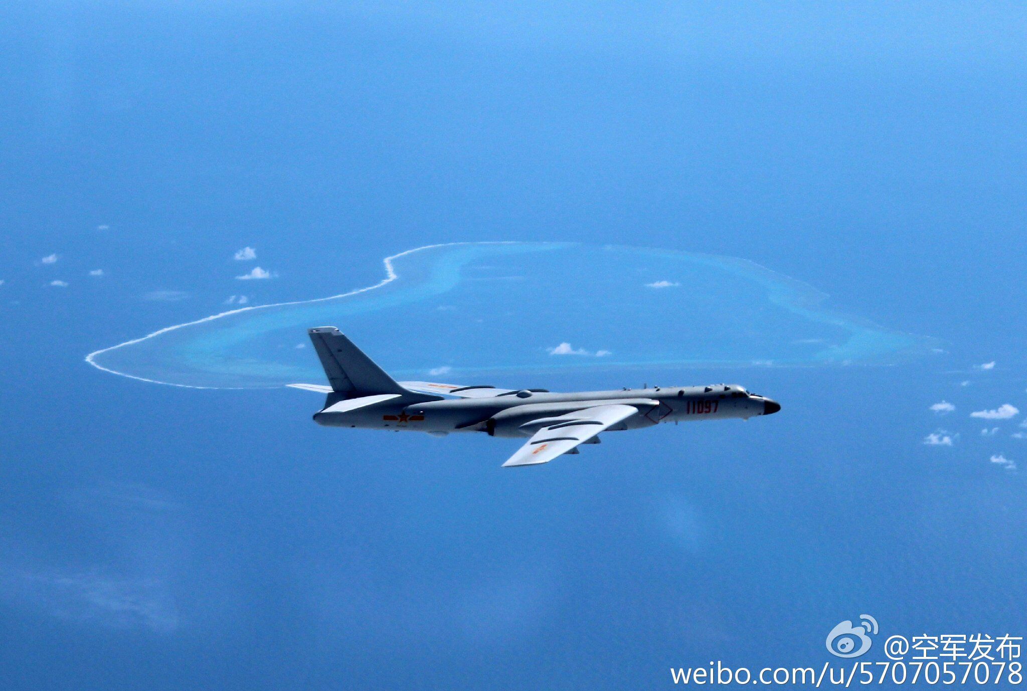 空軍首曝轟-6K巡航黃岩島照片