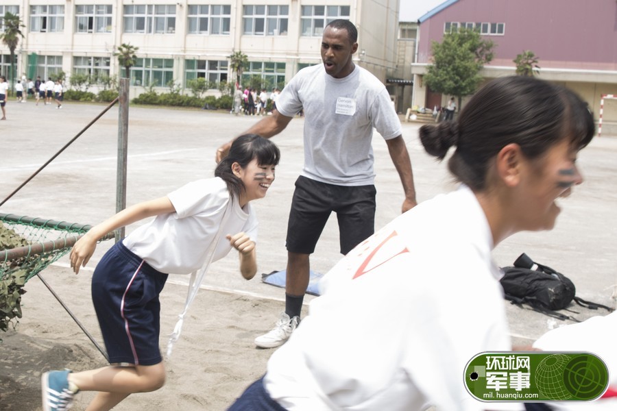 美國大兵給日本女中學生軍訓