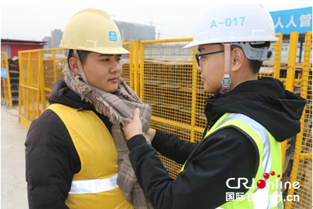 【未審核】【專稿專題】溫情寒冬 大學生為農民工師傅送“出師禮”