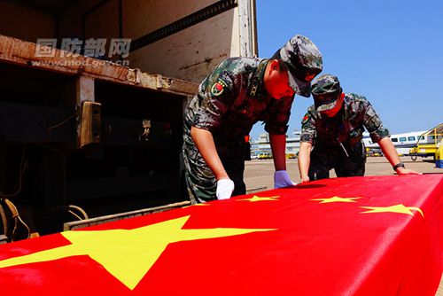 李磊、楊樹朋烈士遺體搭載中國軍隊工作組飛機回國