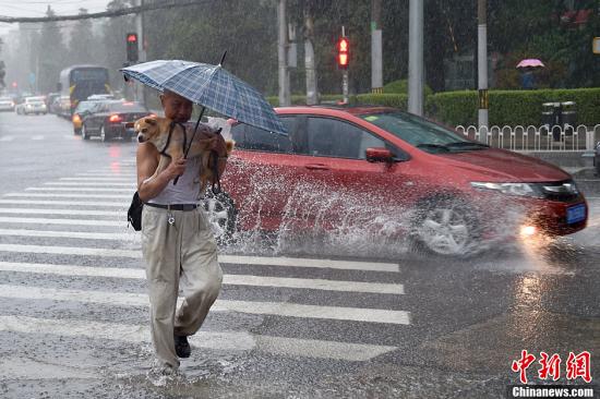 北京今年首次拉響暴雨橙色預警 3000余防汛人員出動