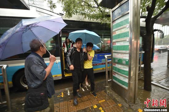 北京今年首次拉響暴雨橙色預警 3000余防汛人員出動