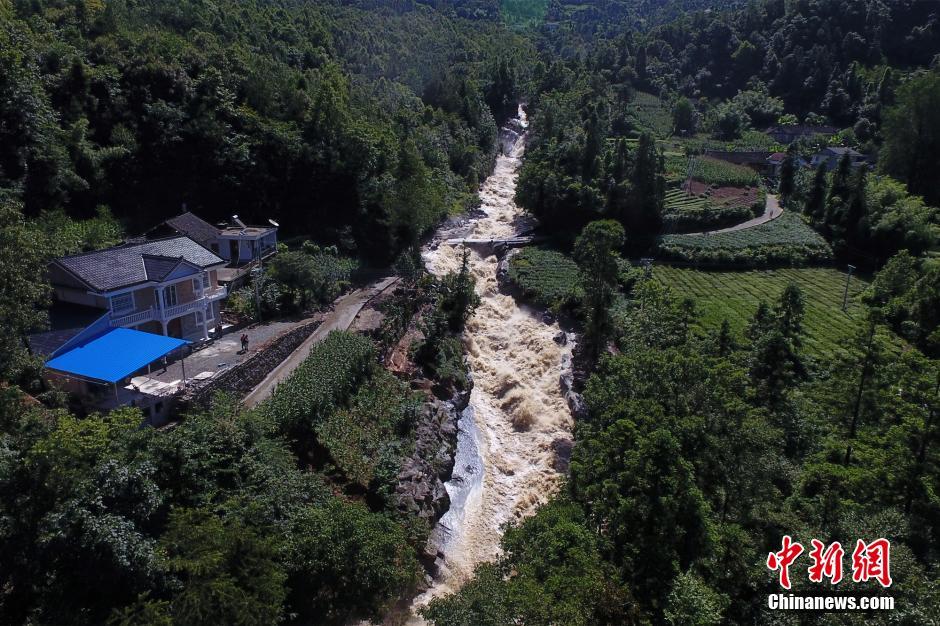 航拍湖北五峰暴雨災情 山洪暴發房屋倒塌