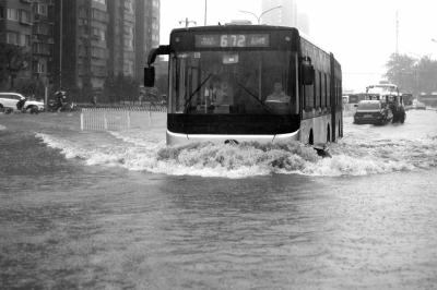 北京最強降雨持續超47小時 首次發佈洪水預警