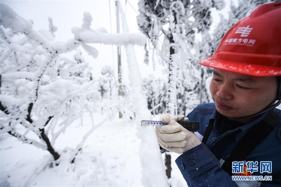 貴州六盤水：梅花山上的風雪巡線人