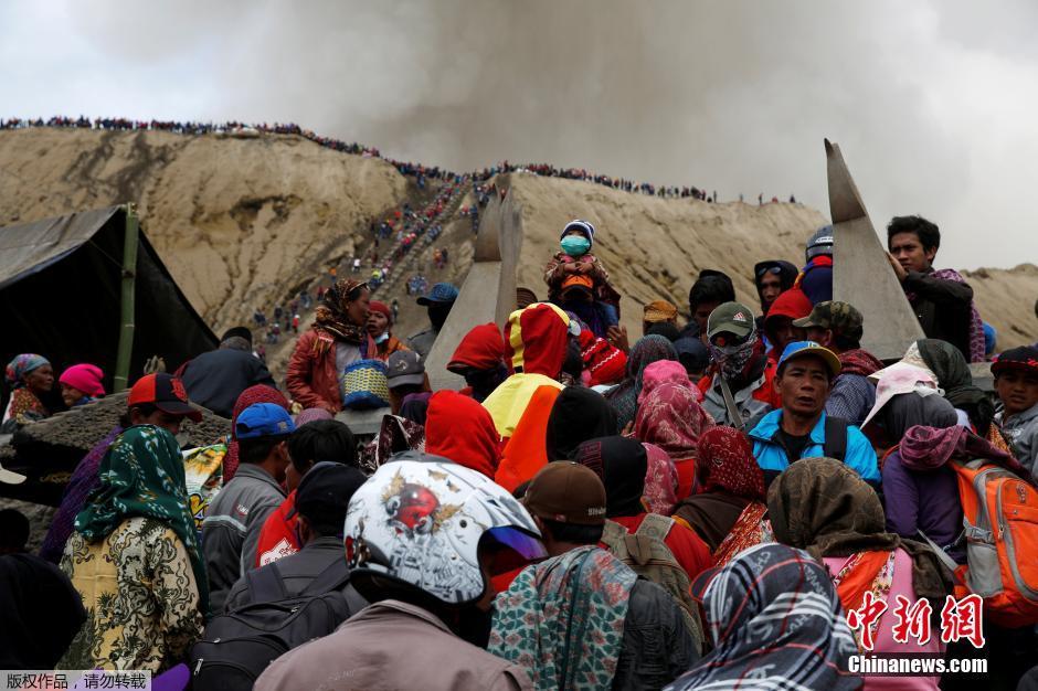 印尼婆羅摩火山噴發 村民冒死爬火山口祭祀