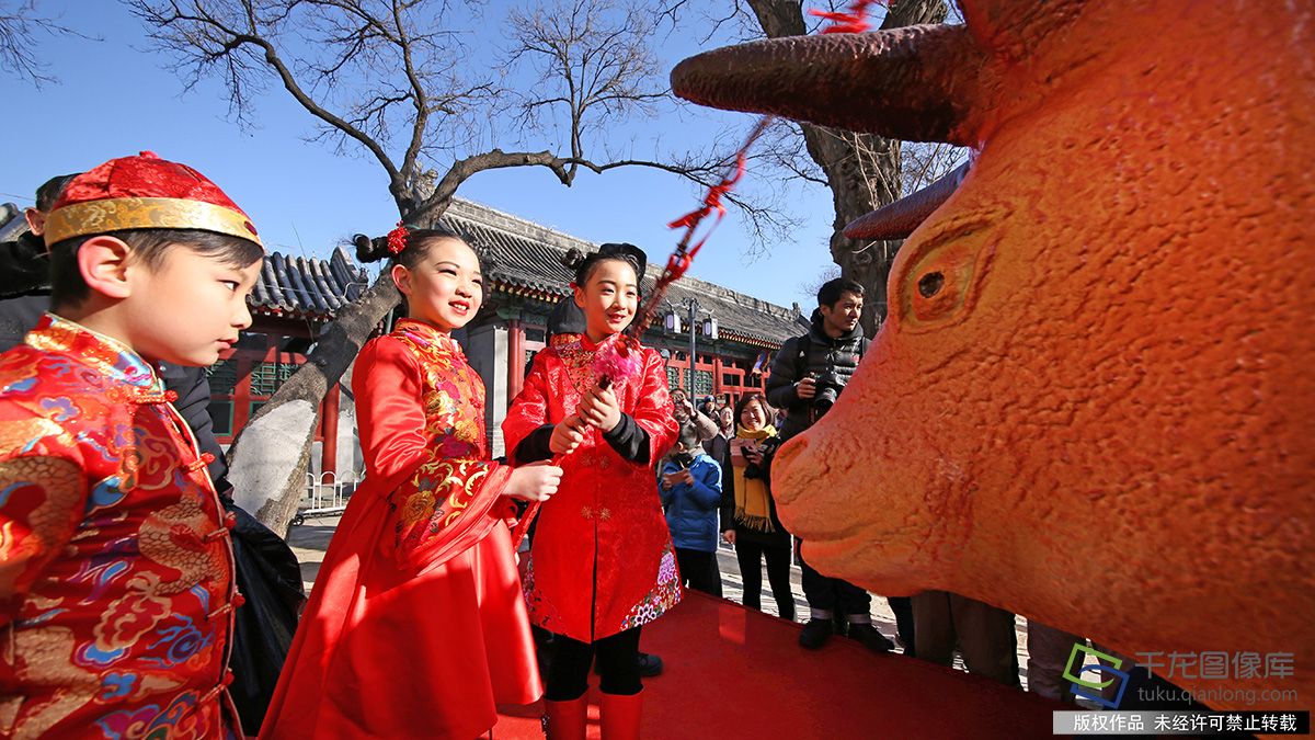 北京建國門街道立春日"鞭春牛迎新春"