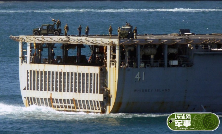 美艦架起重機槍通過土耳其海峽