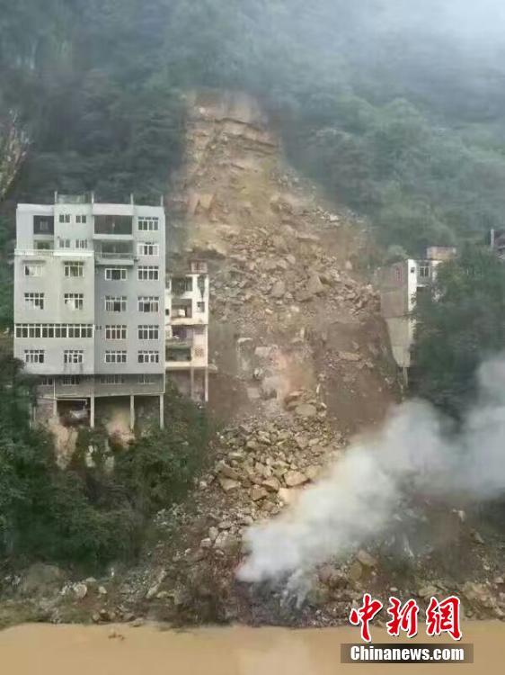 雲南鹽津萬方山體滑坡壓垮民房 引燃屋內鞭炮