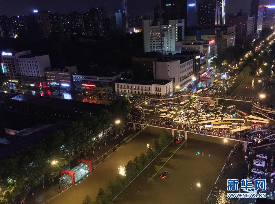 西安遭遇強降雨 多處路段積水