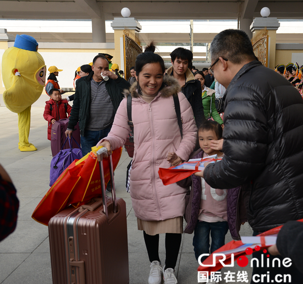 【唐已審】【廣西要聞、八桂大地-百色】全國首趟零換乘務工專列抵達廣西百色