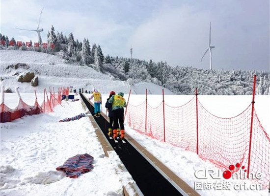 急稿 已過審【CRI專稿 圖文】重慶有了“國際范”滑雪場【內容頁標題】專業器材大型設施加持 重慶有了“國際范”滑雪場