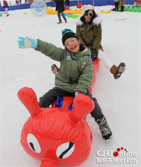 急稿 已過審【CRI專稿 圖文】重慶有了“國際范”滑雪場【內容頁標題】專業器材大型設施加持 重慶有了“國際范”滑雪場