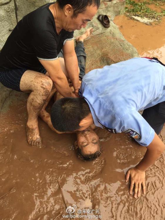 村民圍觀洪水不慎落水 民警跪地做人工呼吸