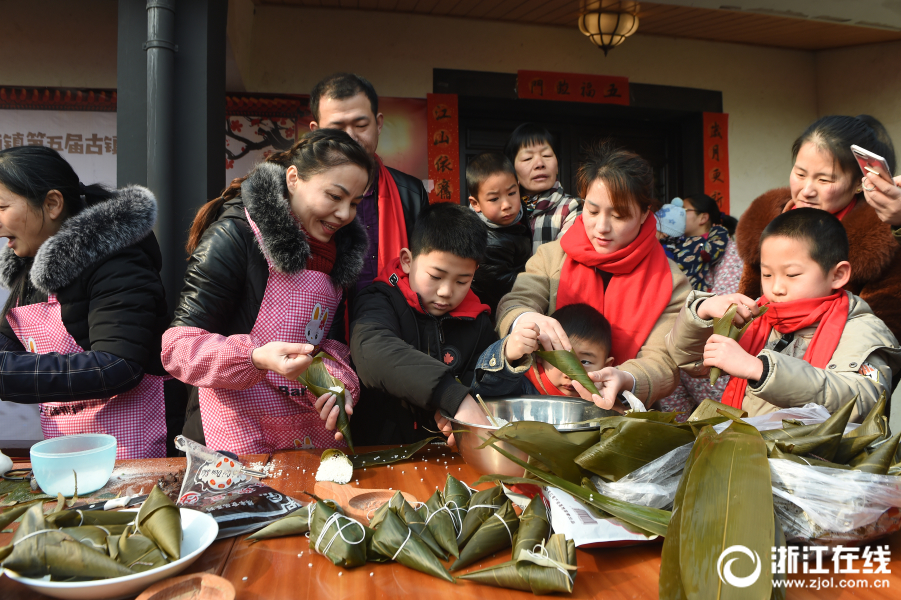 “小候鳥”結對 杭州水鄉迎新年