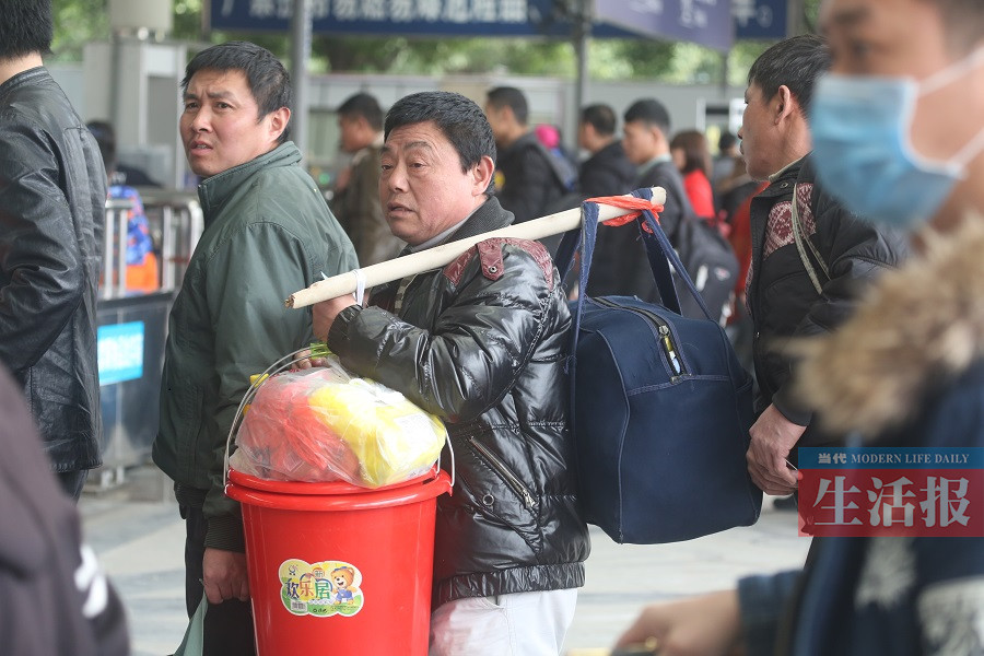 【焦點圖】扛在肩膀上的回家路：肩挑背扛 歸家情重