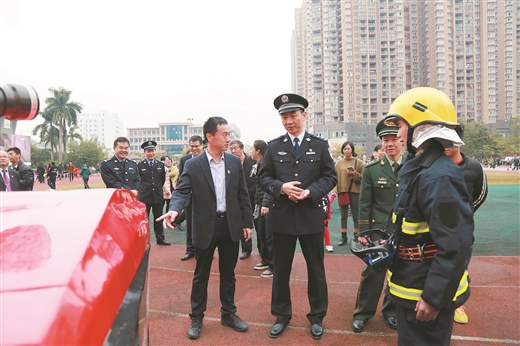 【八桂大地-防城港】【移動端】（頁面標題）聯動“攥指成拳”　守護邊城寧靜（內容頁標題） 聯動“攥指成拳”　守護邊城寧靜   ——防城港市公安局推行公安改革兩年來成果豐碩