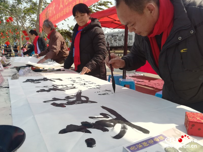 （已過審）【焦點圖】【八桂大地、八桂大地-來賓】【旅遊文體】【移動端】廣西合山市首屆年圩會開幕 千人感受家鄉年味