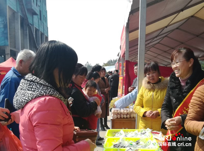 （已過審）【焦點圖】【八桂大地、八桂大地-來賓】【旅遊文體】【移動端】廣西合山市首屆年圩會開幕 千人感受家鄉年味