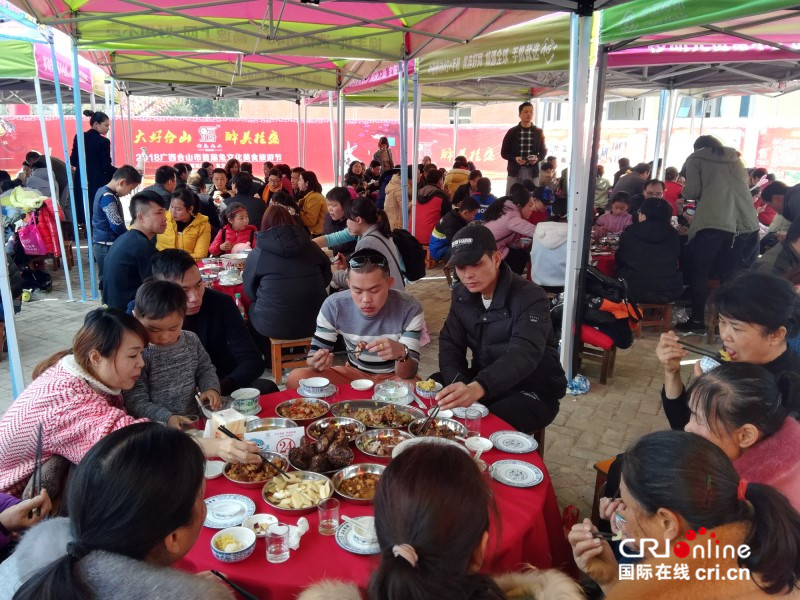 （已過審）【焦點圖】【八桂大地、八桂大地-來賓】【旅遊文體】【移動端】廣西合山市首屆年圩會開幕 千人感受家鄉年味