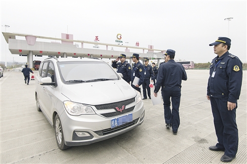 【政務參考】南寧市交通執法支隊與企業簽訂協議保障旅客接駁