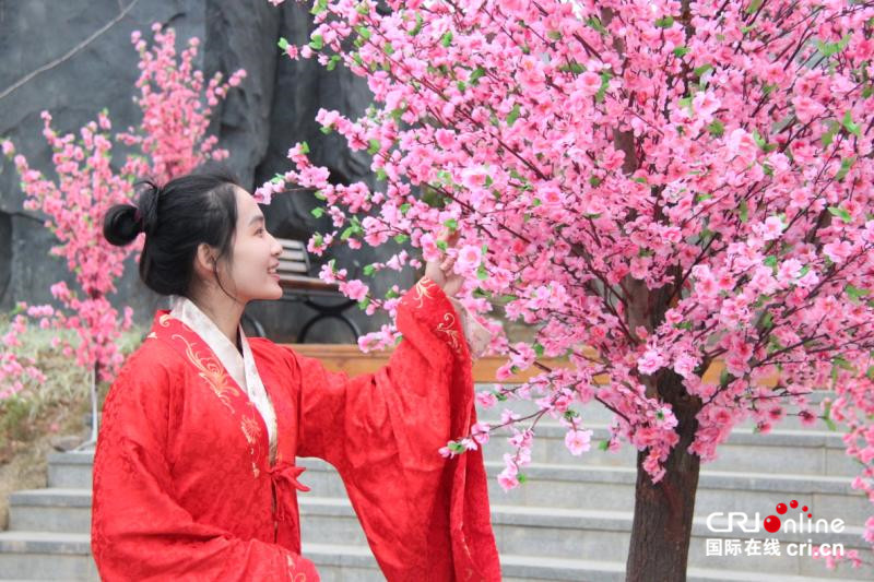 【已過審】【焦點圖】【八桂大地、八桂大地-賀州】【旅遊文體】【移動端】超大夜明珠大年初一亮相賀州園博園