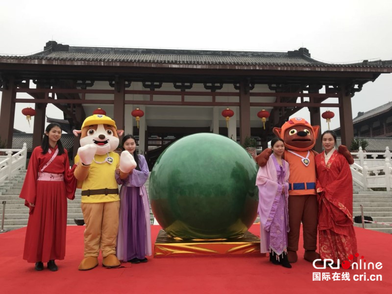 【已過審】【焦點圖】【八桂大地、八桂大地-賀州】【旅遊文體】【移動端】超大夜明珠大年初一亮相賀州園博園