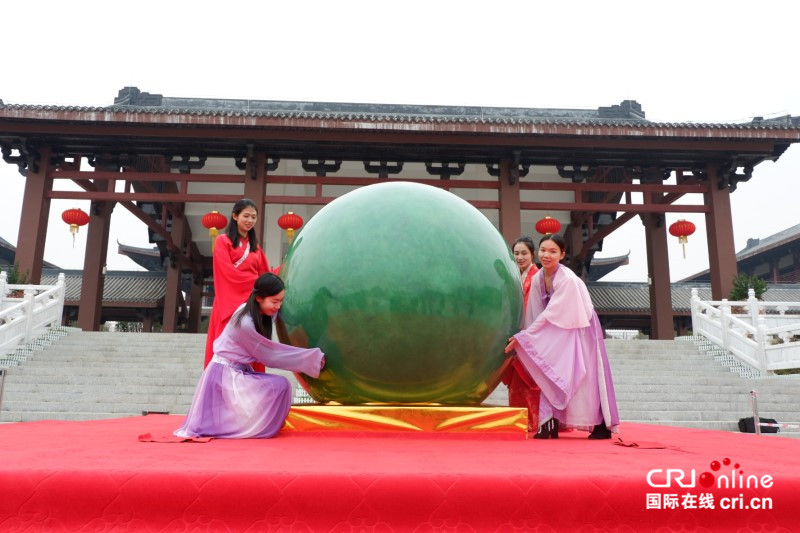 【已過審】【焦點圖】【八桂大地、八桂大地-賀州】【旅遊文體】【移動端】超大夜明珠大年初一亮相賀州園博園