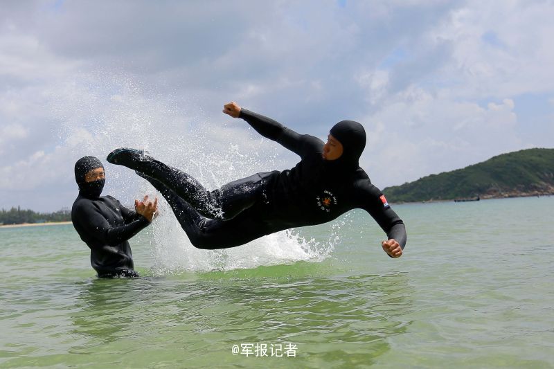 解放軍蛙人在南海演練水下滲透