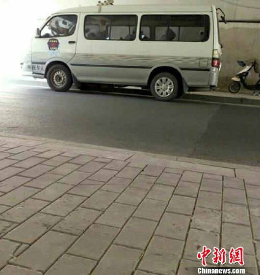 鹽城城管執法人員被曝躲在車內吹空調 官方：已處理