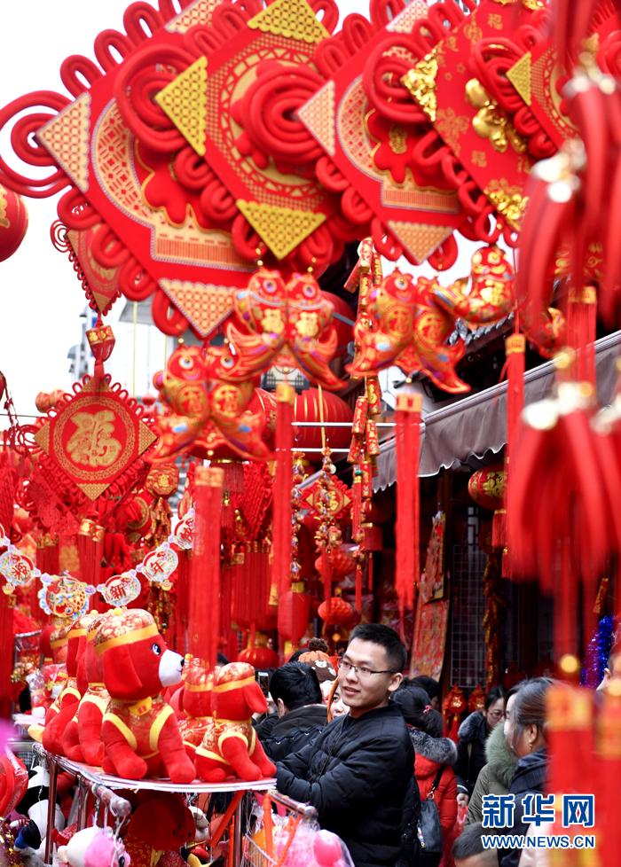 城隍廟裏年味濃 滿街高挂紅燈籠