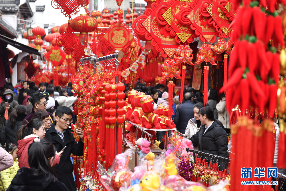 城隍廟裏年味濃 滿街高挂紅燈籠