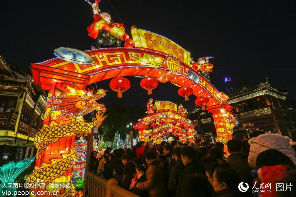 上海豫園燈會人氣旺 遊客“擠爆”九曲橋