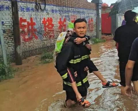 抗洪搶險中，誰是最可愛的人