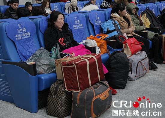 圖片默認標題_fororder_550圖七：在候車大廳睡著的旅客。攝影 李鵬