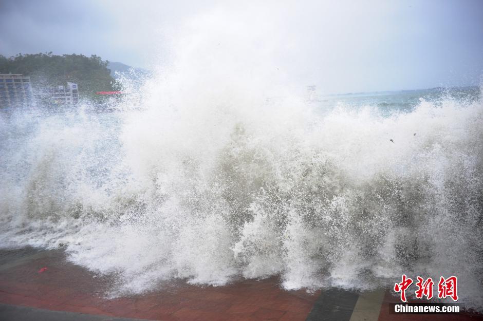 颱風“妮妲”襲擊深圳 海邊掀數米的巨浪