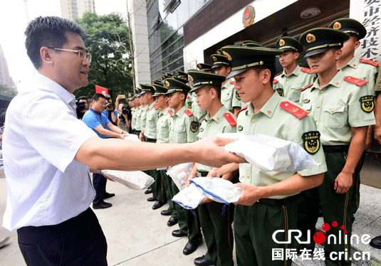 西安團市委迎“八·一” 為一線戰士送清涼