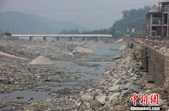 河北一景區未迎客遭水毀 投資商“拋財”搶險引關注