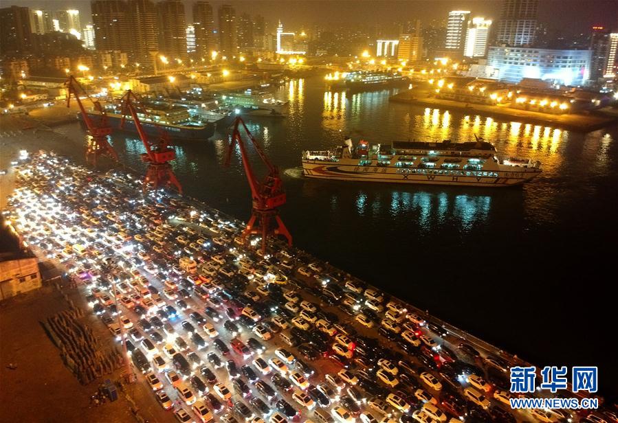 瓊州海峽夜間通航條件良好 萬餘輛汽車等待過海