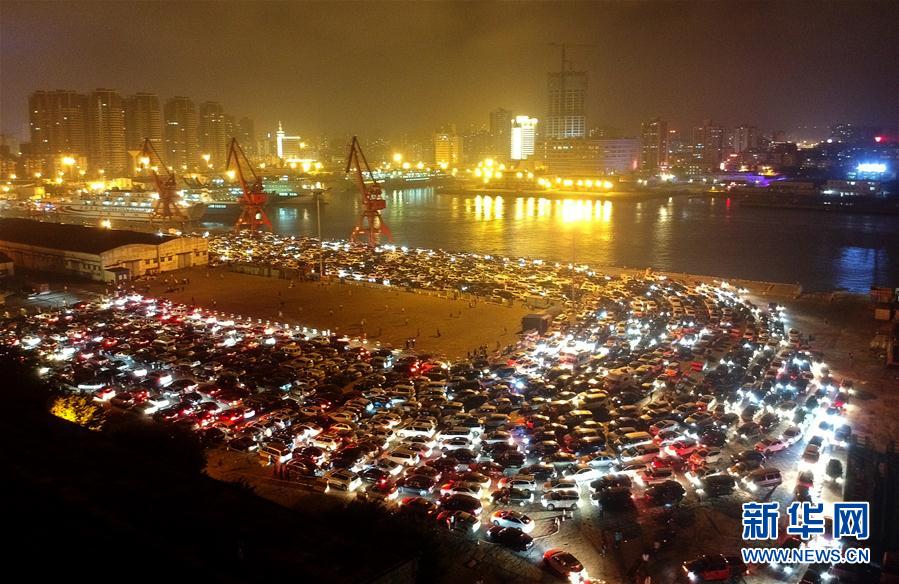 瓊州海峽夜間通航條件良好 萬餘輛汽車等待過海