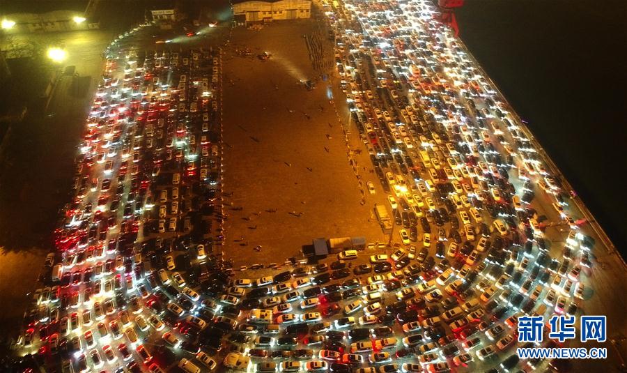 瓊州海峽夜間通航條件良好 萬餘輛汽車等待過海