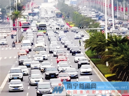 【焦點圖】南寧高速、機場、客運站現返程高峰 六景段車挨車