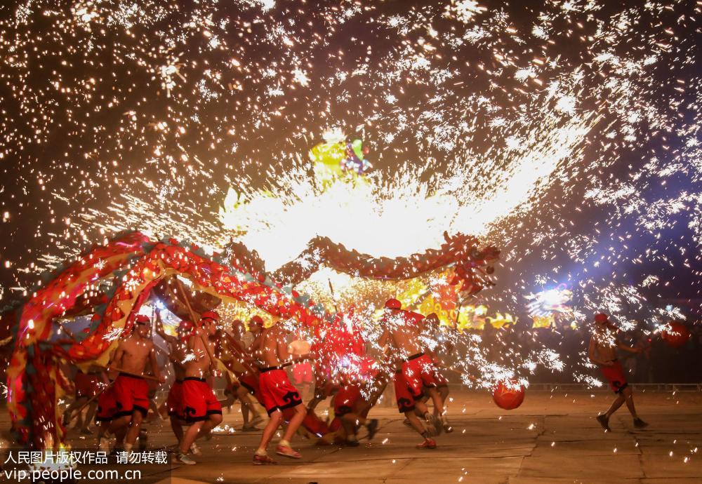 河南永城：火樹銀花鐵花火龍鬧新春