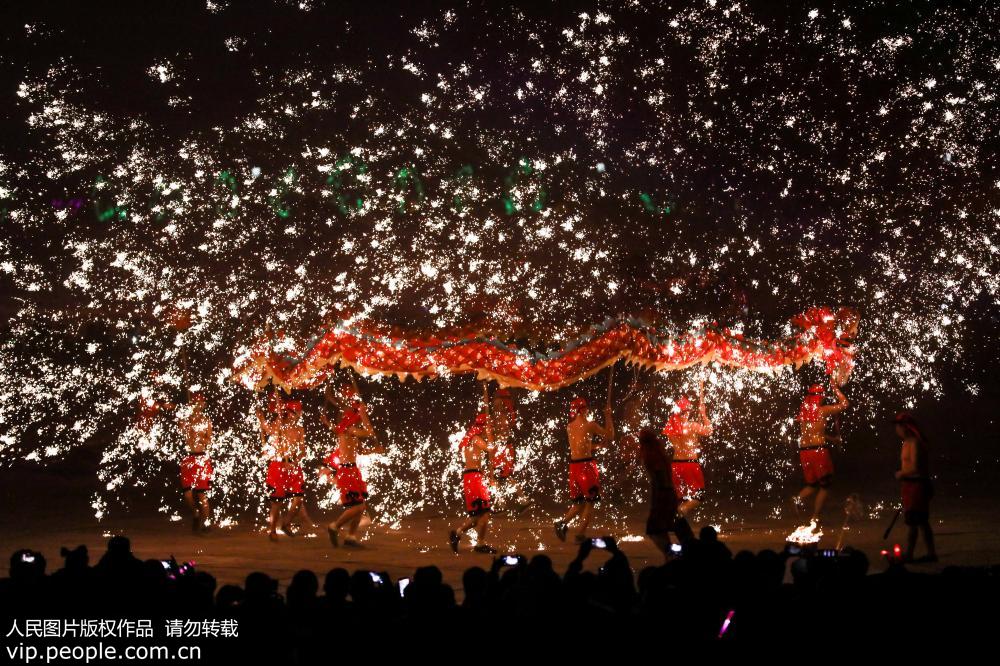 河南永城：火樹銀花鐵花火龍鬧新春