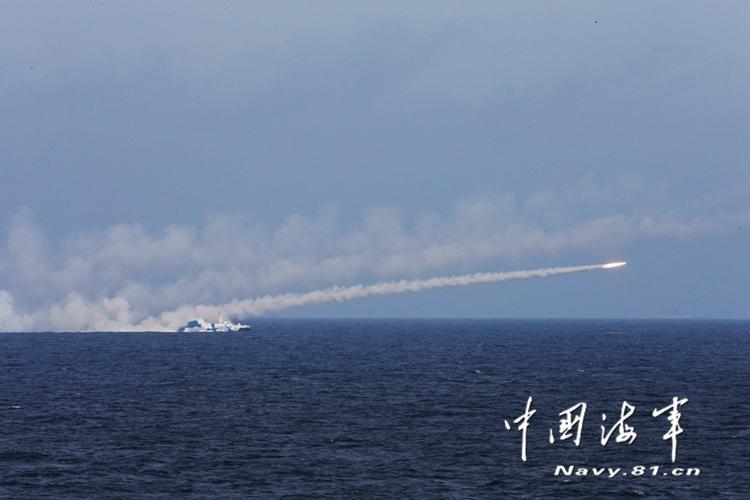 海軍在東海舉行大規模實彈演習