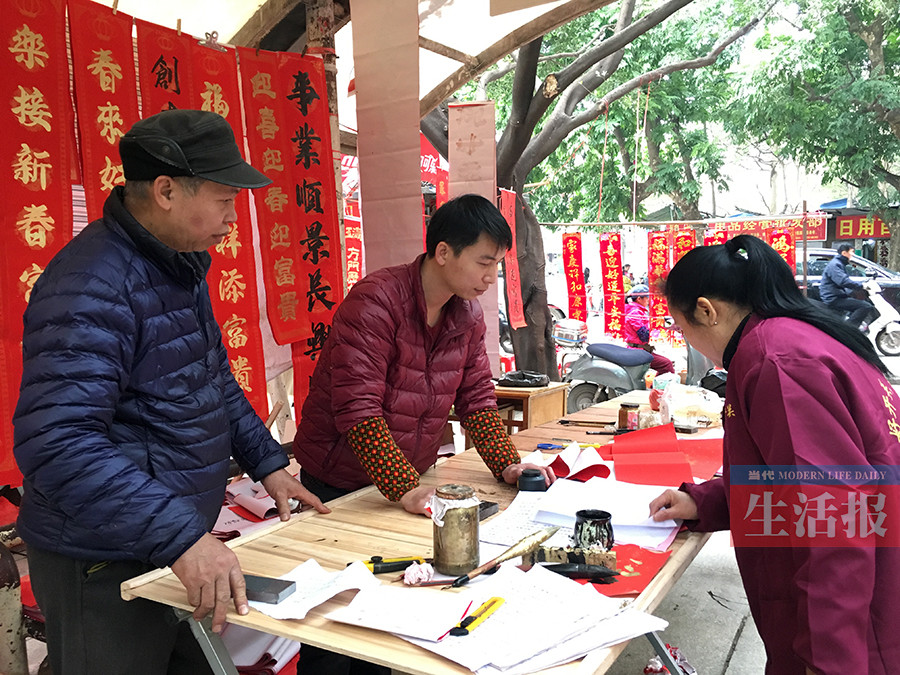 [焦點圖]高清組圖：34歲的他 已在南寧街頭寫春聯24年