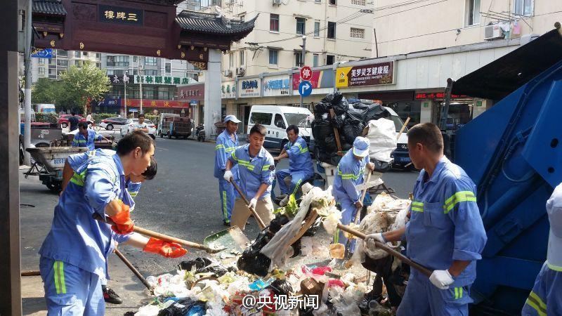 環衛工翻遍5噸垃圾幫遊客找回手機